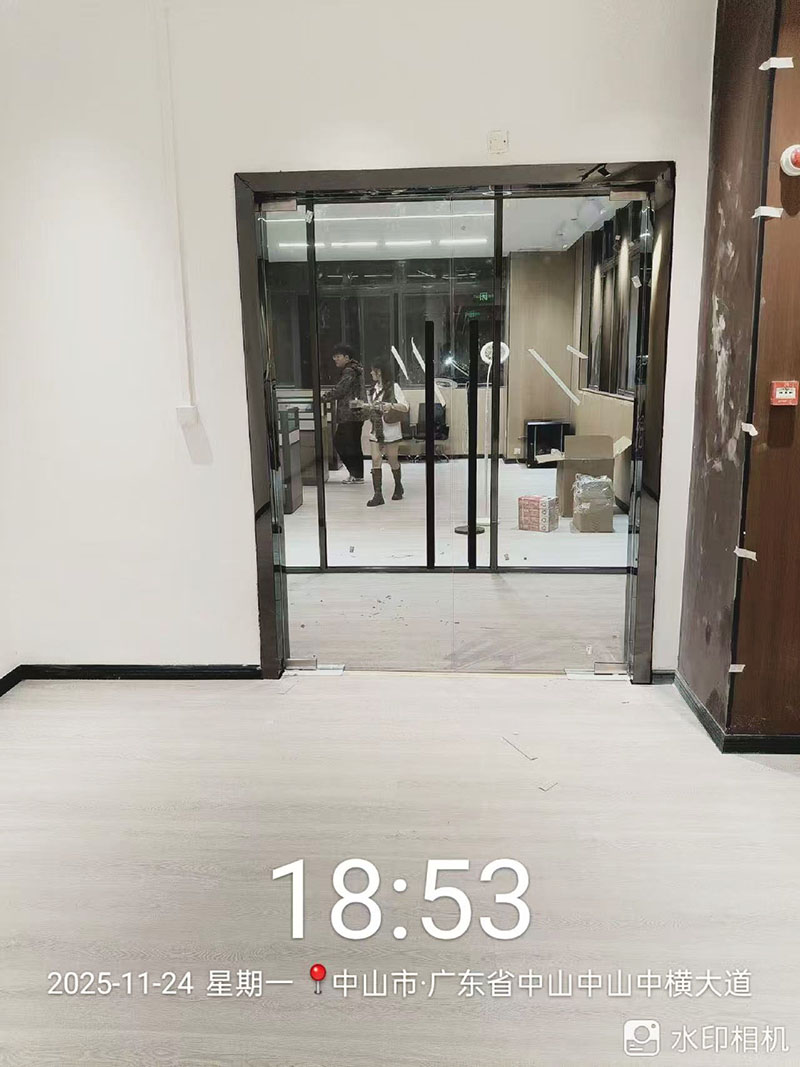 中山中横大道办公室玻璃双开门入口全景.jpg