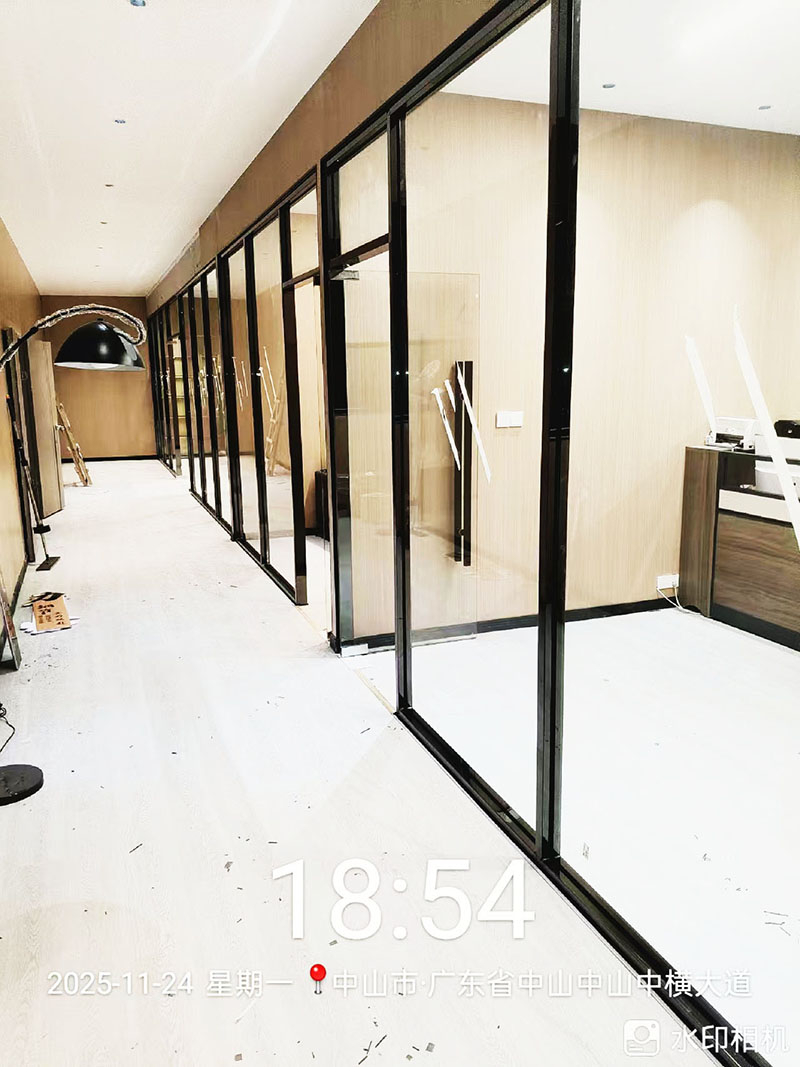 办公室黑色窄框玻璃隔断走廊全景.jpg