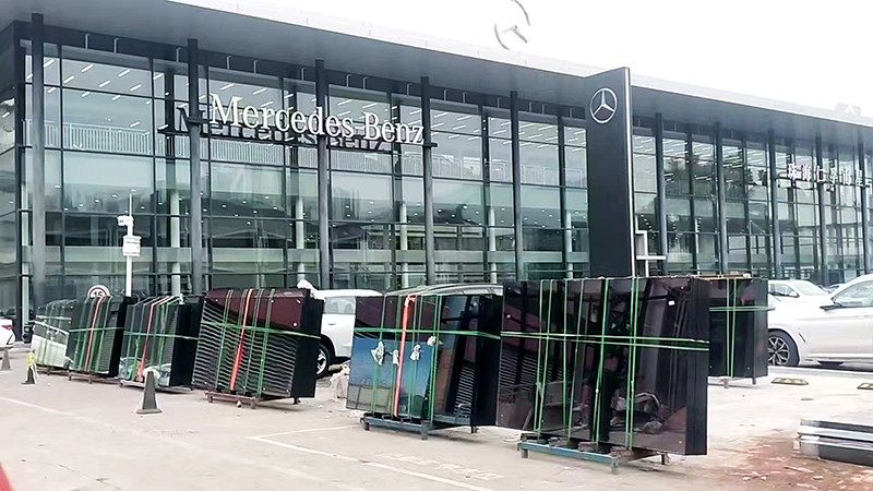 珠海金湾汽车 4S 店钢化玻璃待安装施工现场.jpg