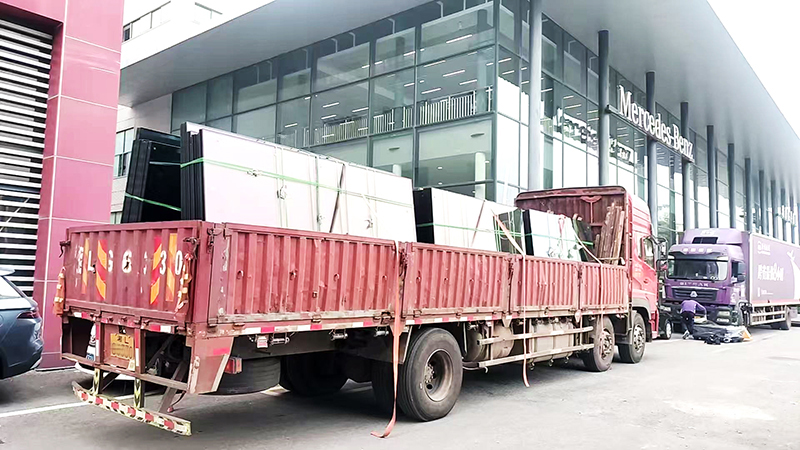 珠海金湾汽车 4S 店 Low-E 中空钢化玻璃配套项目送货现场.jpg